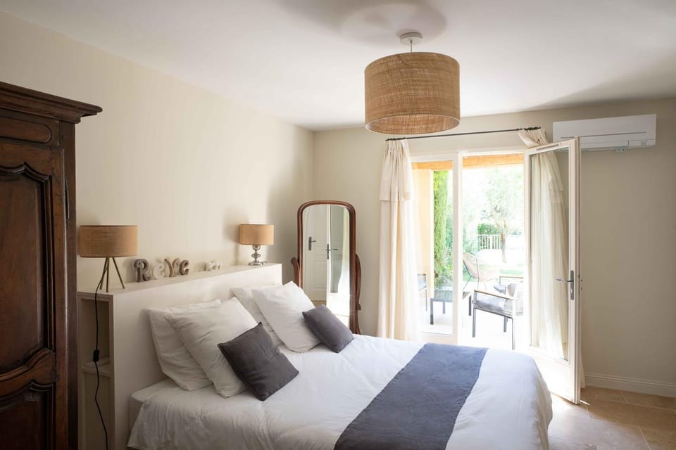 Seating area, Bedroom, air conditioner