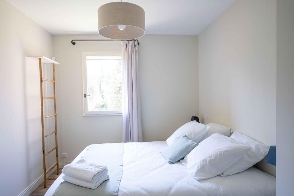 Bedroom, towels, air conditioner