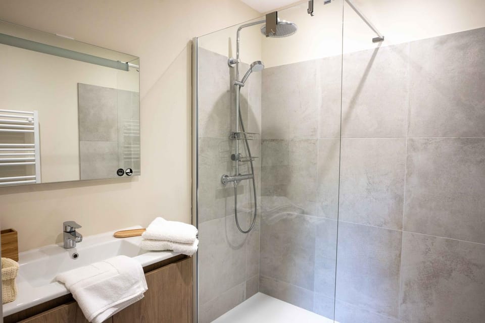 Shower, towels