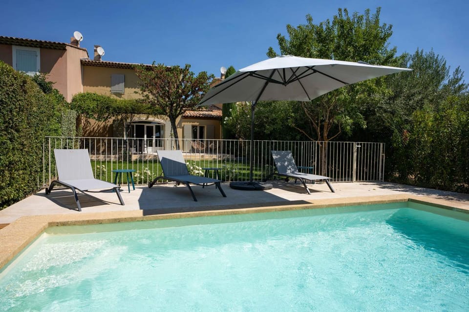 Swimming pool, sunbed