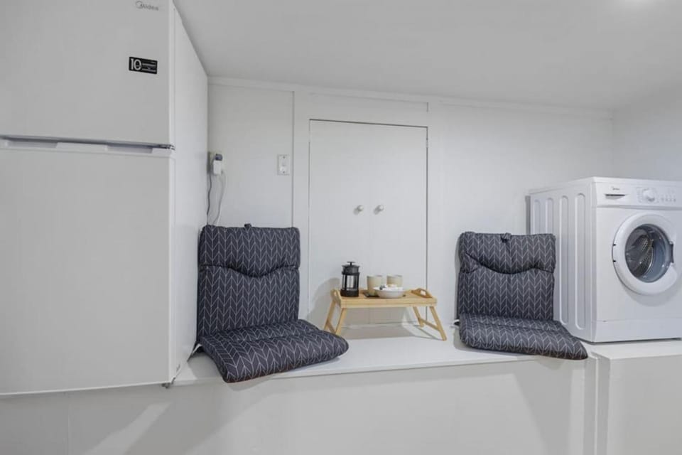 Seating area, Area and facilities