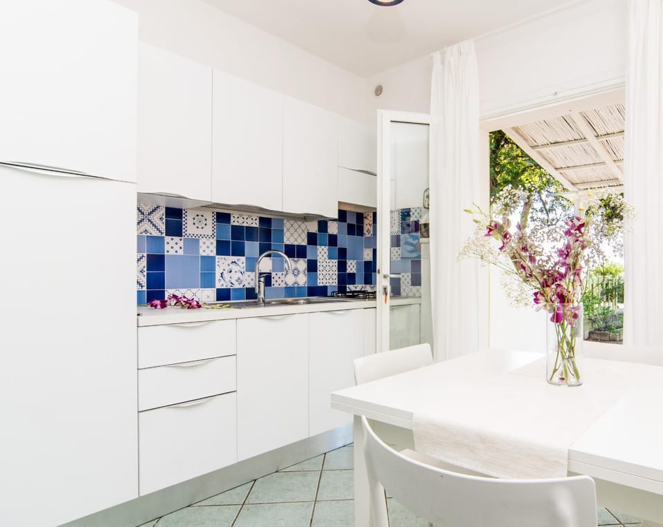 Kitchen or kitchenette, Dining area, pet friendly, stove, kitchen