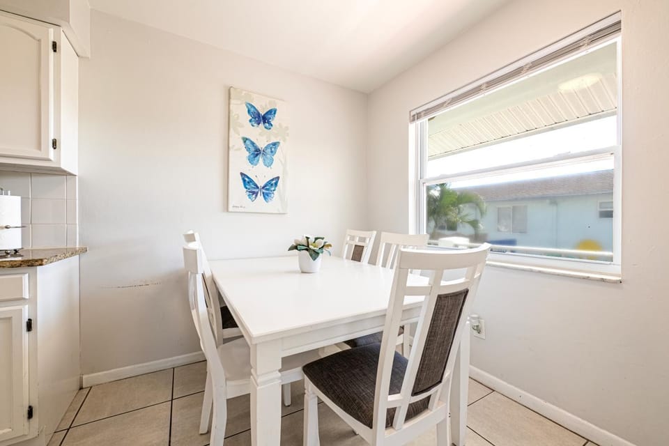 2bd 1ba Sunset 3 3Mins to Beach! Apartment in Indian Rocks Beach