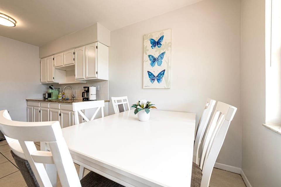 2bd 1ba Sunset 3 3Mins to Beach! Apartment in Indian Rocks Beach