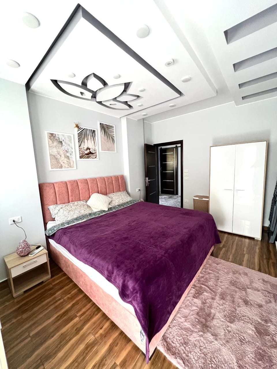 Photo of the whole room, Bedroom, wardrobe
