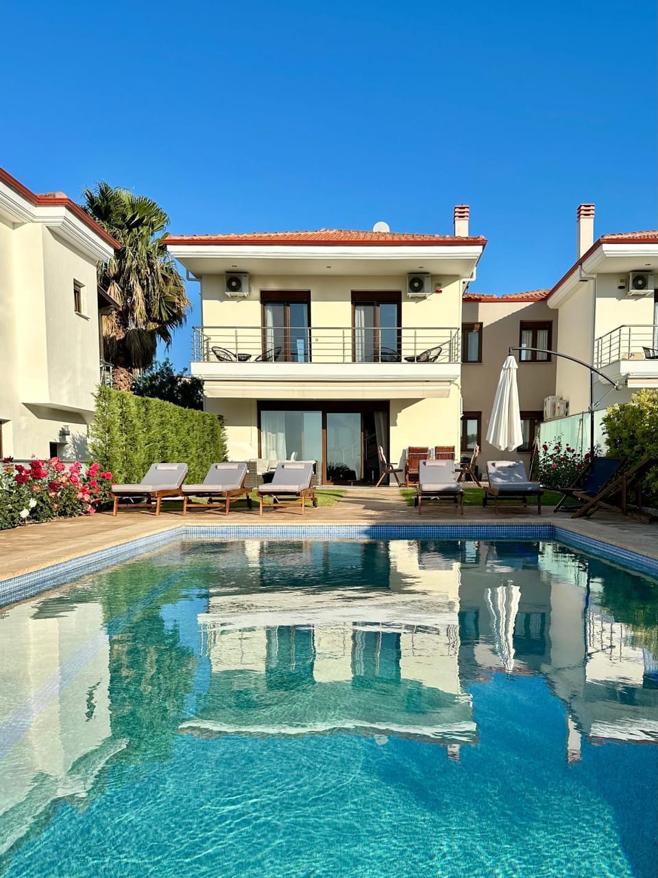 Property building, Day, Pool view, Swimming pool