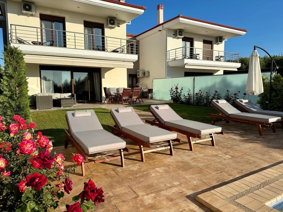 Property building, Patio, Garden, Balcony/Terrace, sunbed