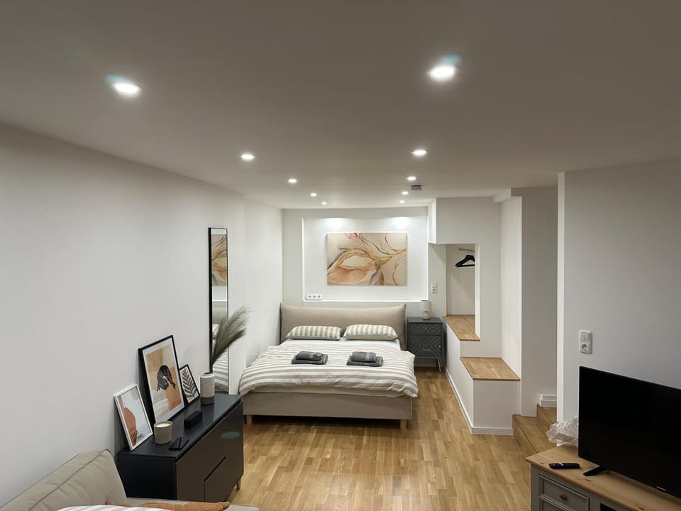 Bed, TV and multimedia, Photo of the whole room, Bedroom