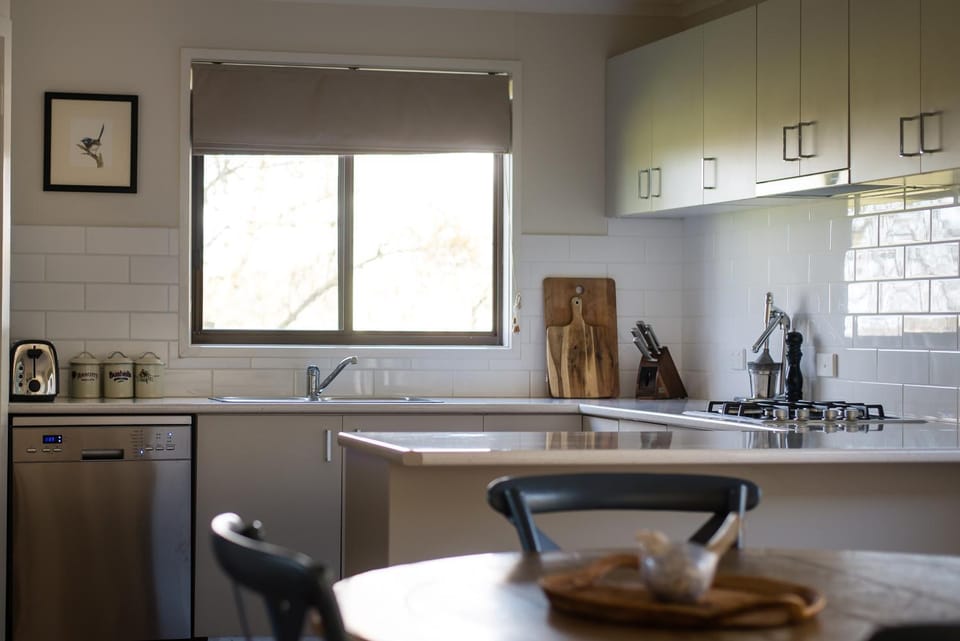 Kitchen or kitchenette, Dining area, stove