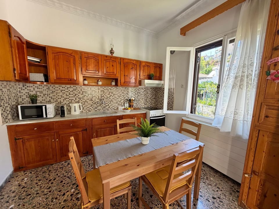 Coffee/tea facilities, Kitchen or kitchenette, Dining area, microwave, oven, stove, toaster