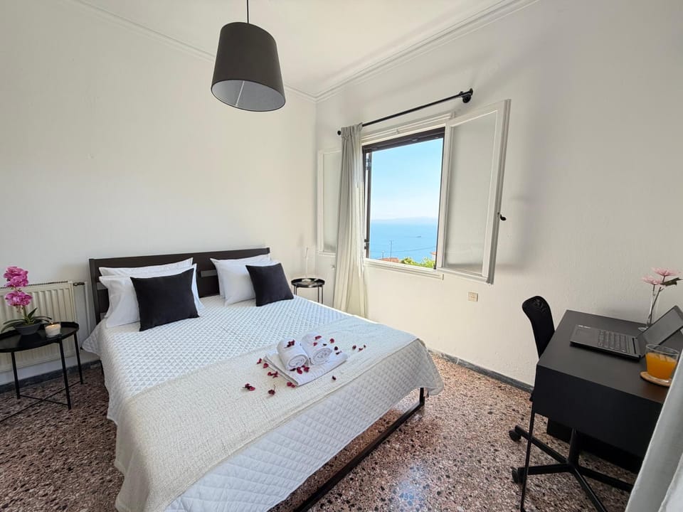 Bed, Photo of the whole room, Bedroom, Sea view, internet, air conditioner