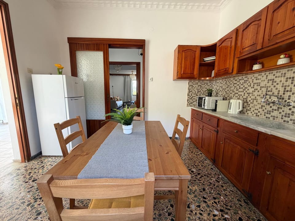 Coffee/tea facilities, Kitchen or kitchenette, Dining area, microwave, oven, stove