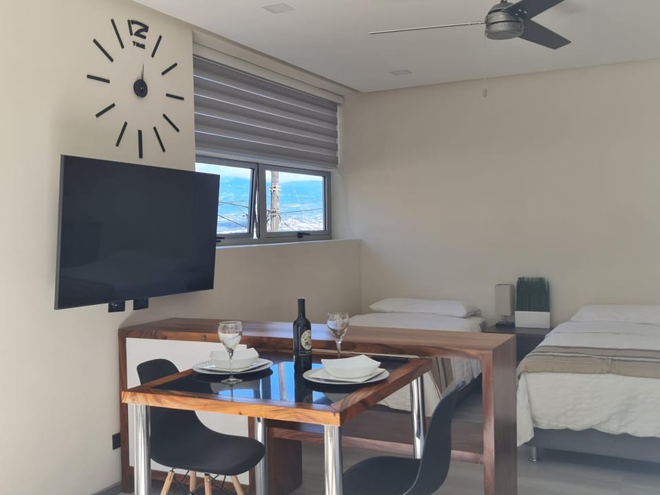TV and multimedia, Dining area, fireplace