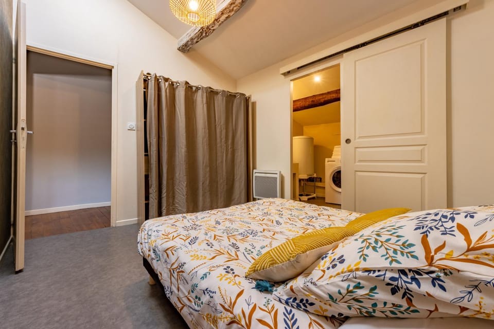 Bed, Photo of the whole room, Bedroom, wardrobe
