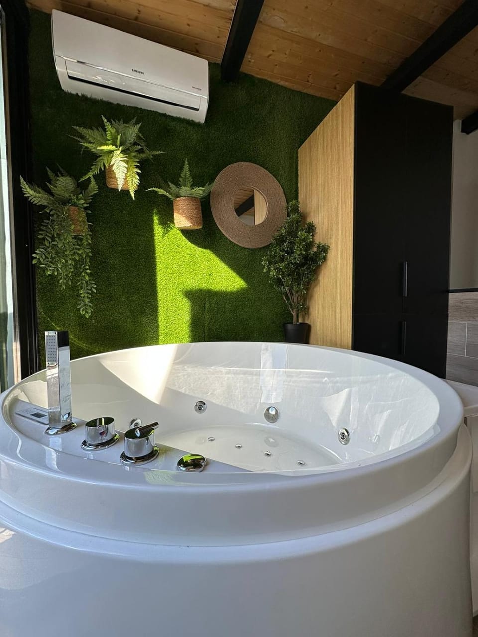 Hot Tub, Bath