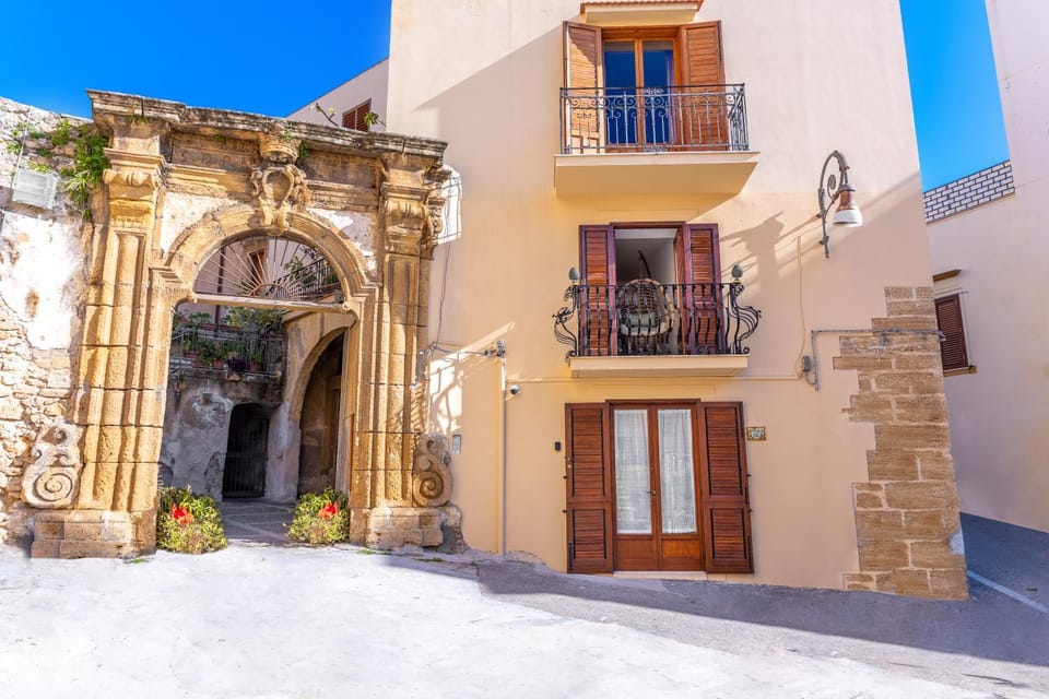 Property building, Facade/entrance, Landmark view