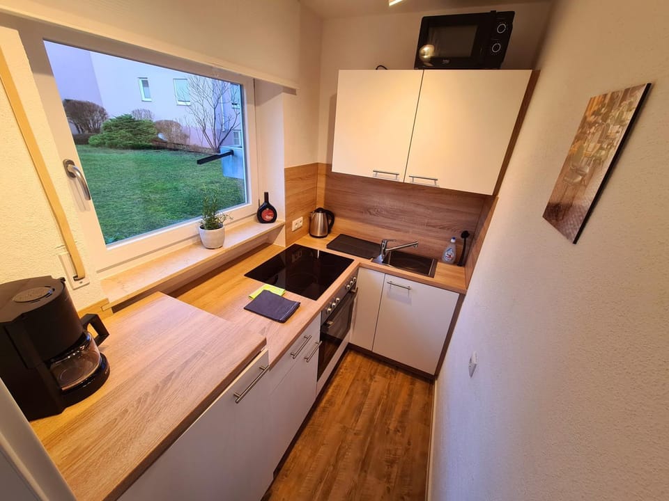 Kitchen or kitchenette, minibar