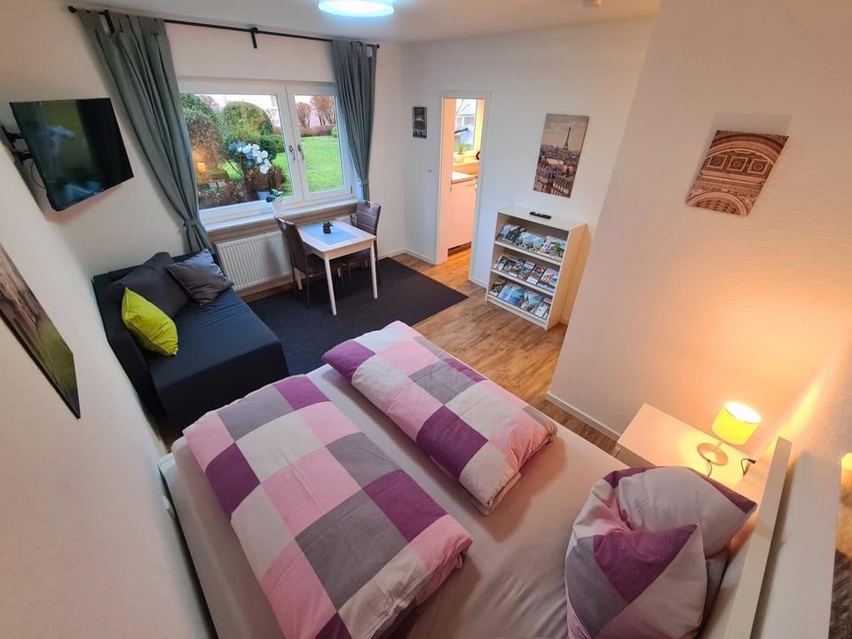 Bed, TV and multimedia, Living room, Photo of the whole room, Seating area, Bedroom, hair dresser