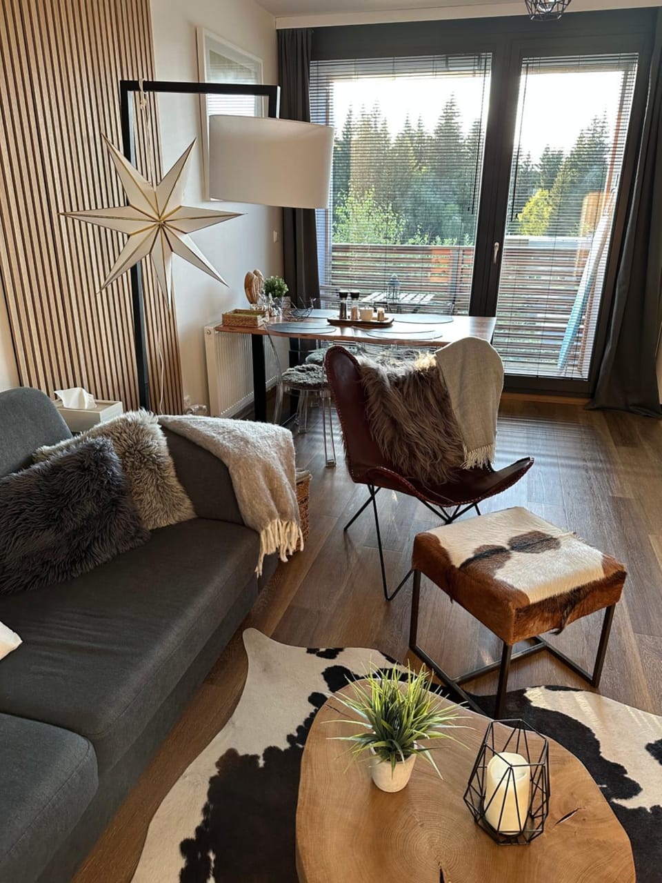 View (from property/room), Living room, Seating area, hair dresser