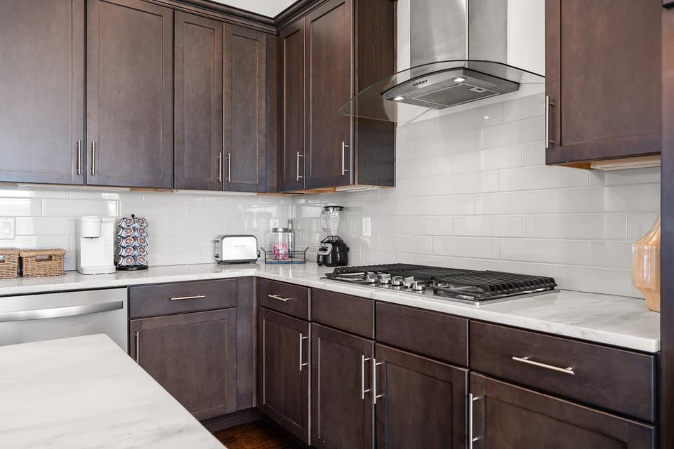 Coffee/tea facilities, Kitchen or kitchenette, stove