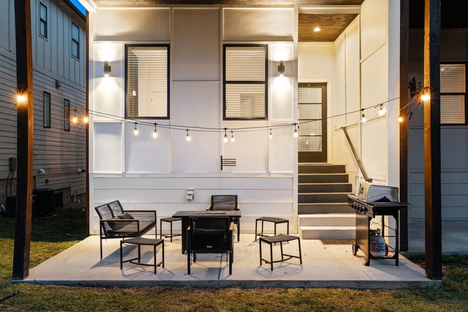 Property building, Patio, Balcony/Terrace, Seating area, Dining area
