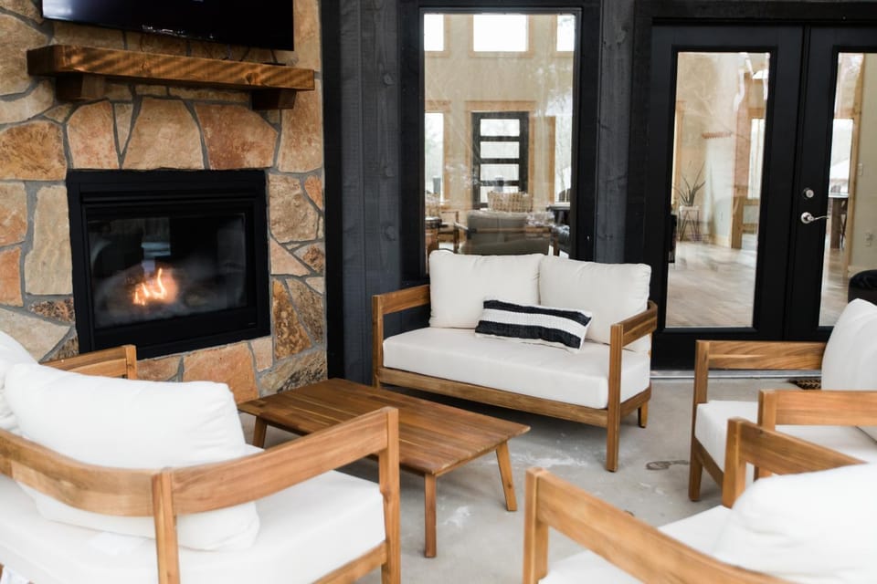 Brand New! Love On The Weekend! 3 Bdrm, 3 and a half Bth, Hot Tub, 2 Fireplaces House in Oklahoma