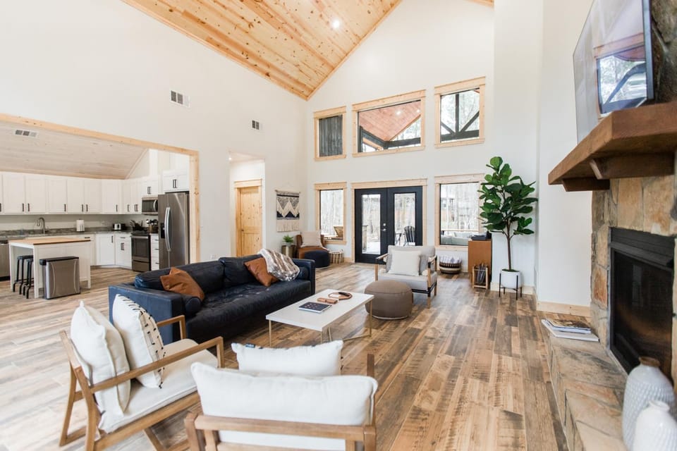 Brand New! Love On The Weekend! 3 Bdrm, 3 and a half Bth, Hot Tub, 2 Fireplaces House in Oklahoma