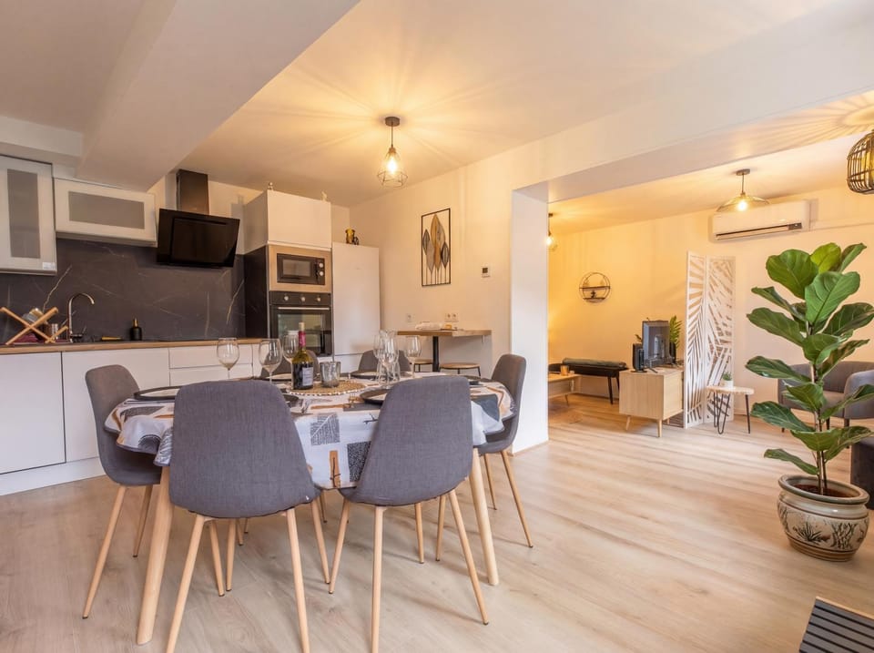 TV and multimedia, Kitchen or kitchenette, Living room, Seating area, Dining area, Family, microwave, minibar, oven, pet friendly, stove, toaster, kitchen