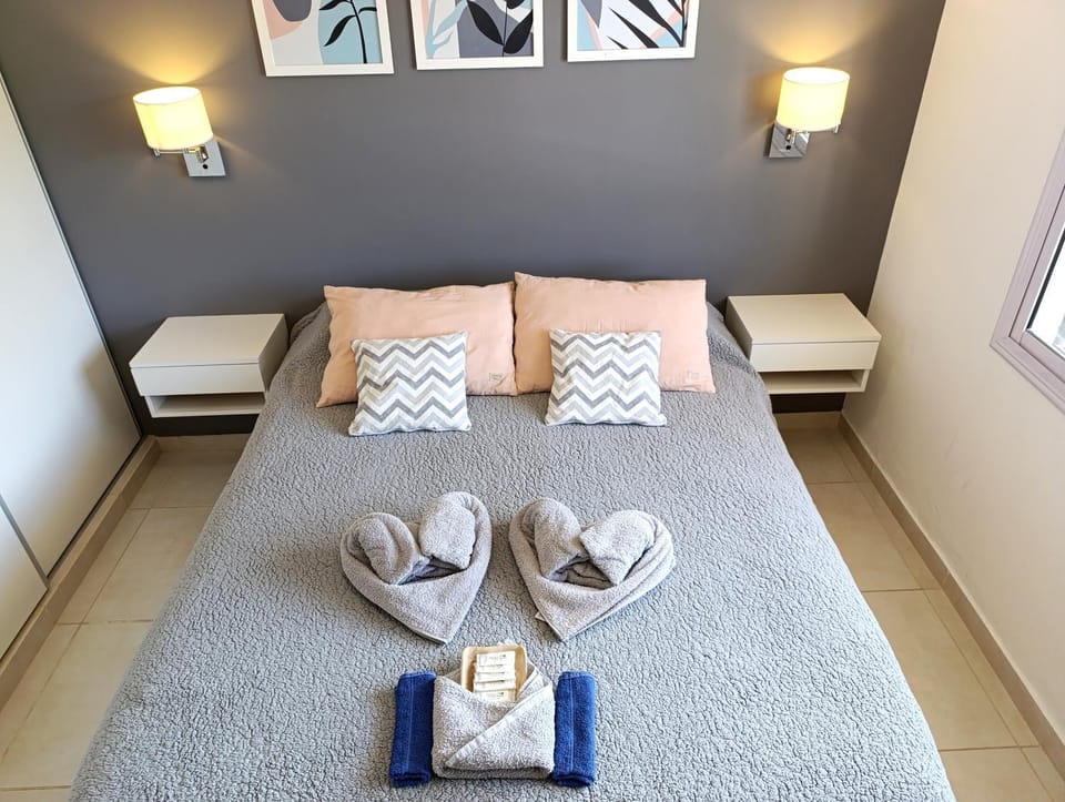 Bed, Photo of the whole room, Bedroom, Mountain view, towels