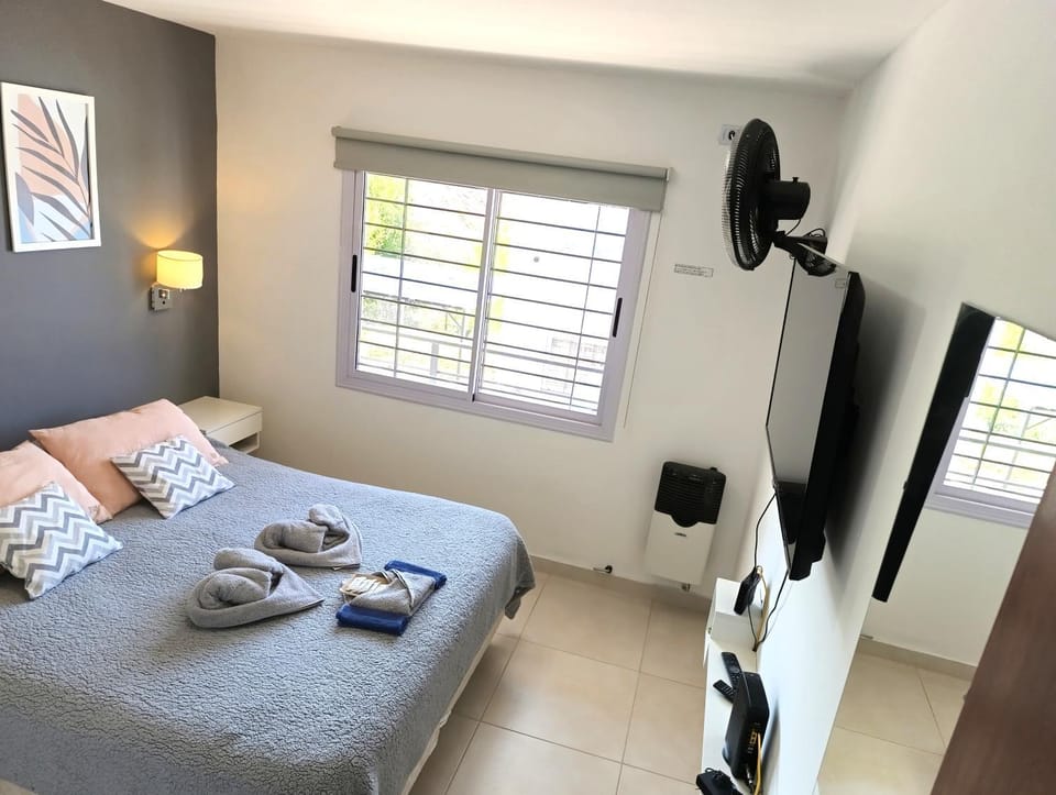 Bed, TV and multimedia, View (from property/room), Photo of the whole room, Bedroom, Garden view, Mountain view, towels