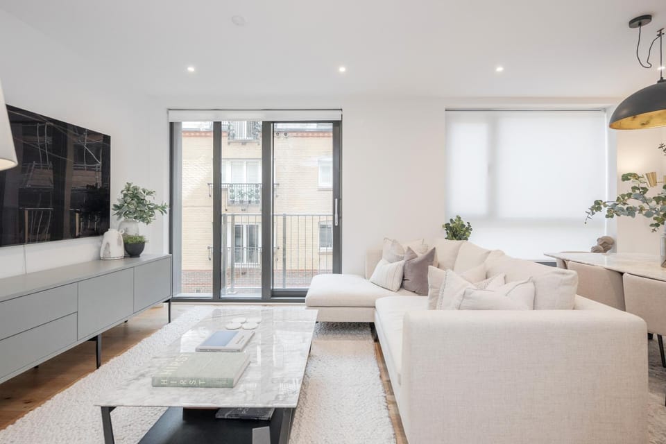 Communal lounge/ TV room, TV and multimedia, Living room, Seating area, Evening entertainment