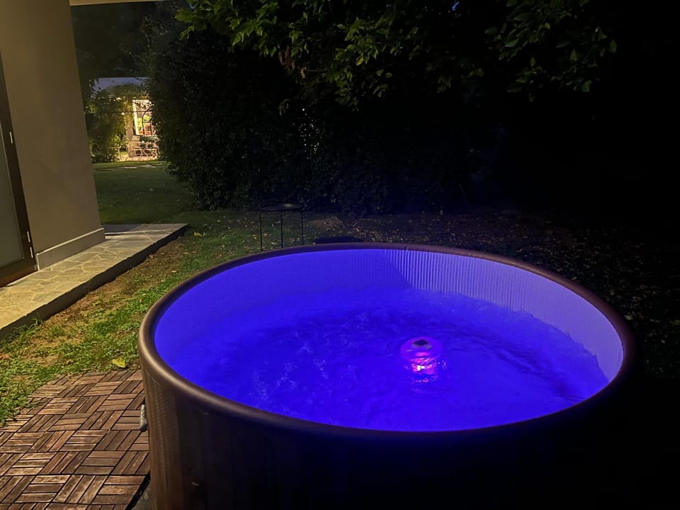 Hot Tub, Hot Tub