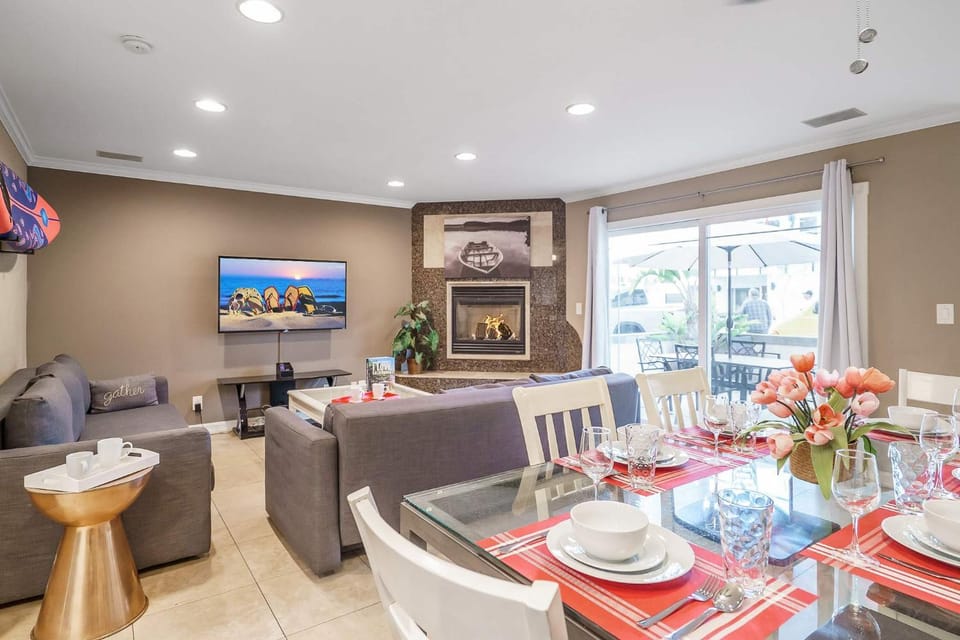 AWESOME 3BR 1 Block To Ocean Fast WIFI C1 House in Costa Mesa