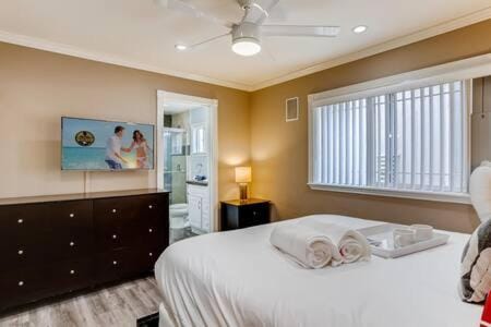 AWESOME 3BR 1 Block To Ocean Fast WIFI C1 House in Costa Mesa