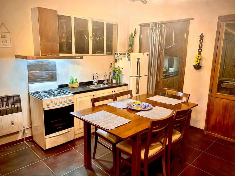 Kitchen or kitchenette, Dining area, pet friendly, stove, kitchen