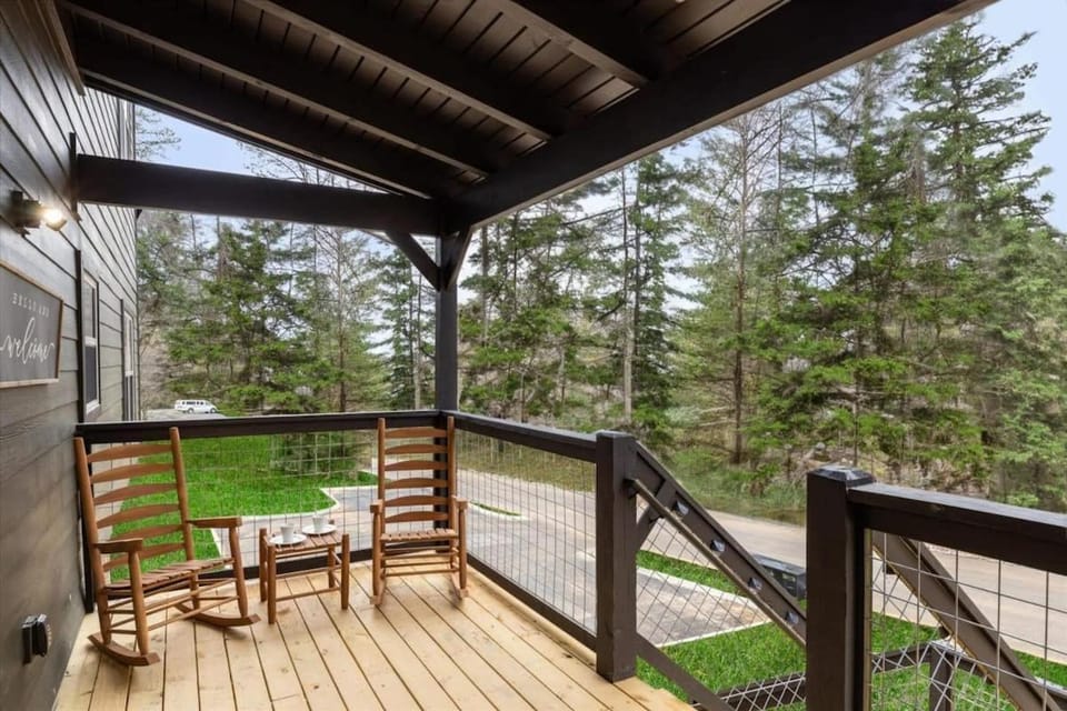 NEW 8BR Pool Cabin w Hot Tub & Arcade Room HL Cabin in Gatlinburg