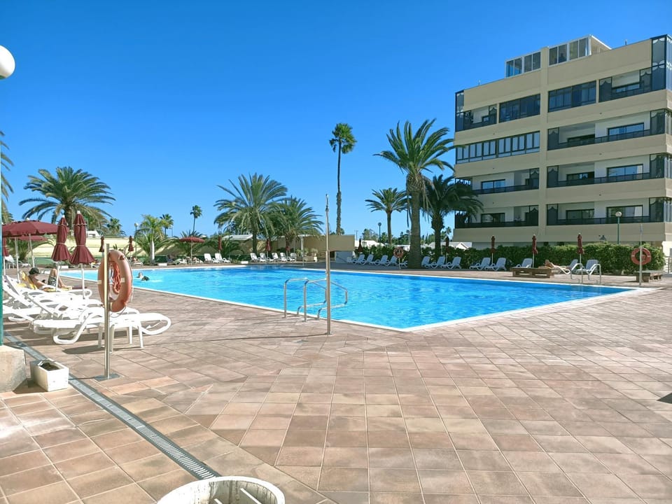 Swimming pool, sunbed