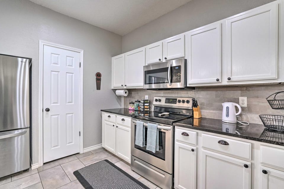 Peaceful Atascosa Home with Balcony and Deck! House in San Antonio