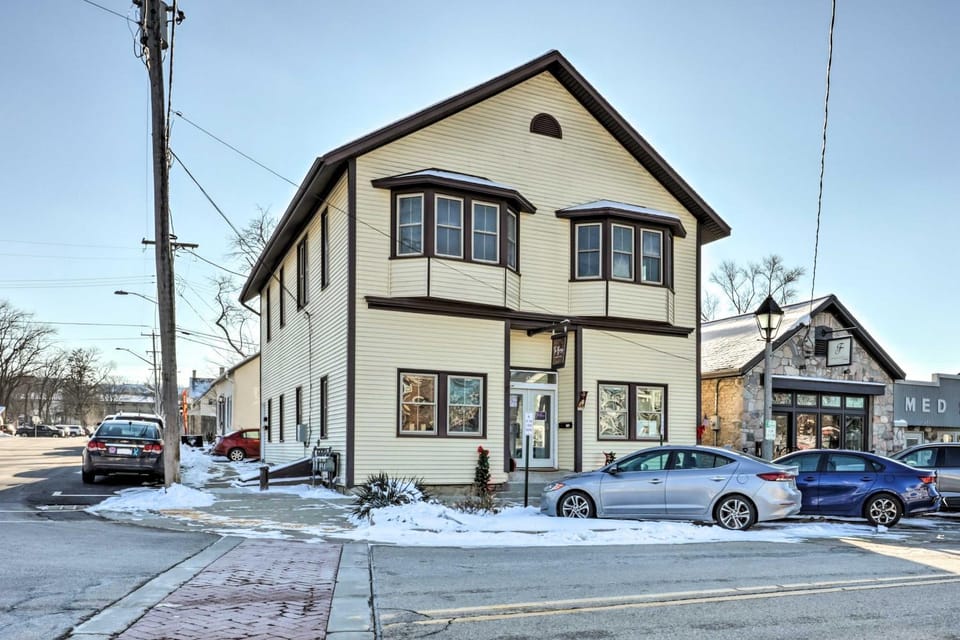 Cozy Delafield Apartment - Walk to Lake! Apartment in Wisconsin
