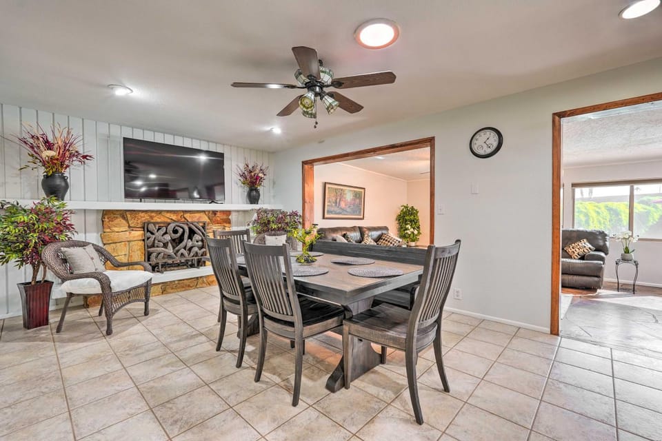 2 Mi to Old Town Scottsdale: Home w/ Pool Table! House in Scottsdale