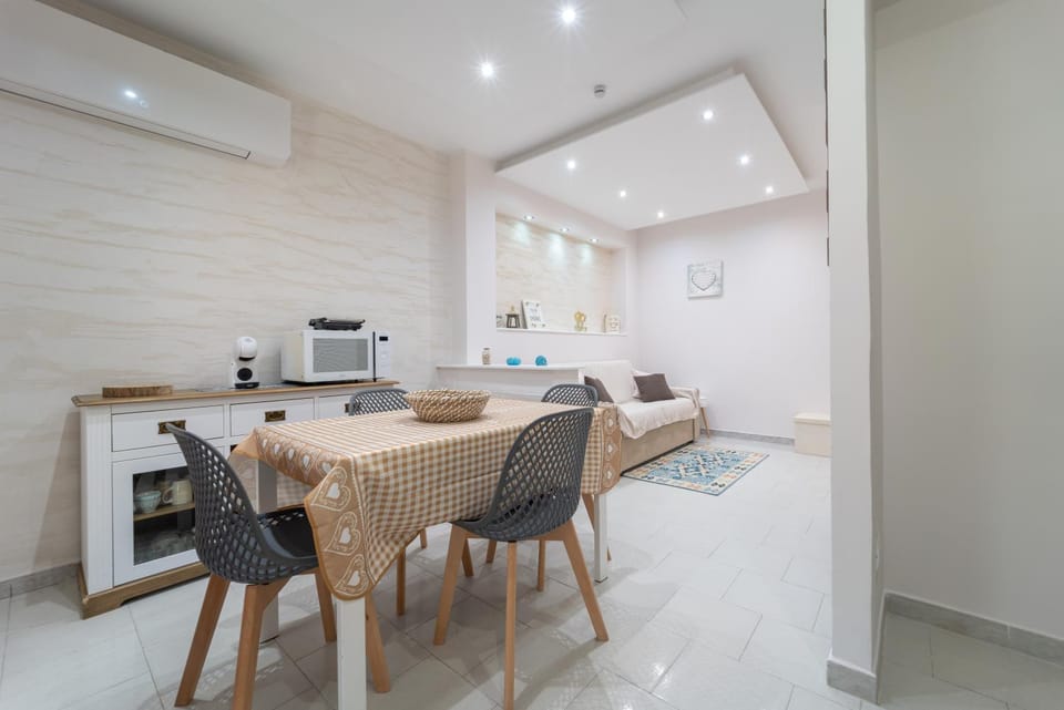 Kitchen or kitchenette, Living room, Seating area, Dining area, stove