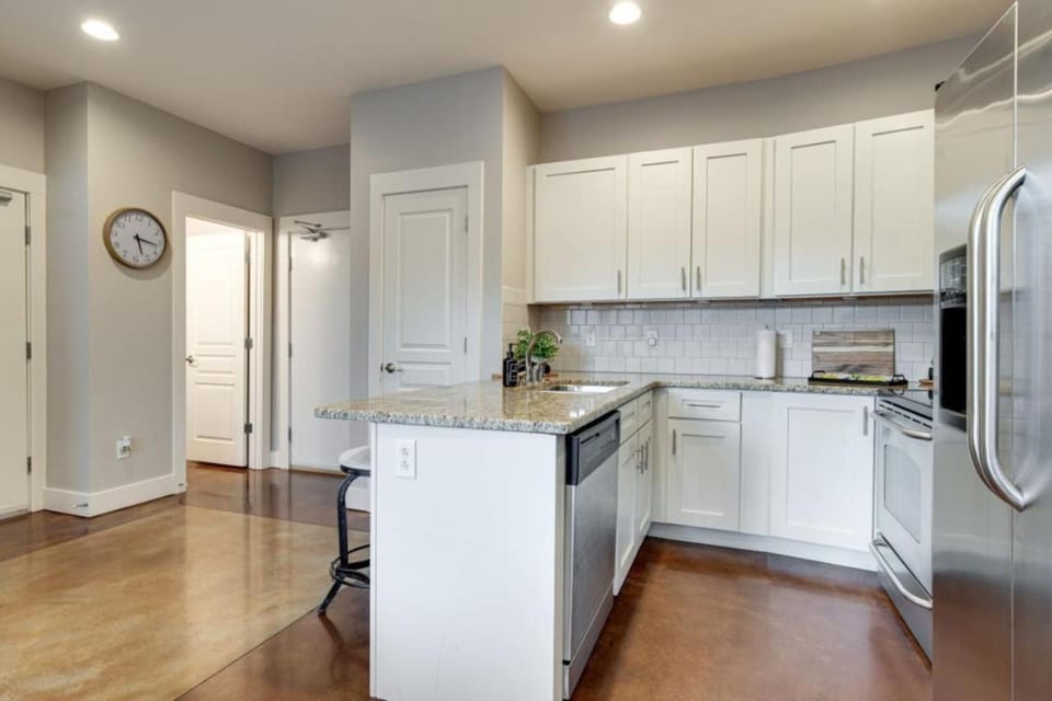 Three-Level West End Apartment with Private Office and Free Secured Parking Apartment in Nashville
