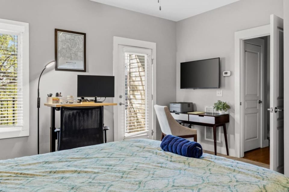 Three-Level West End Apartment with Private Office and Free Secured Parking Apartment in Nashville