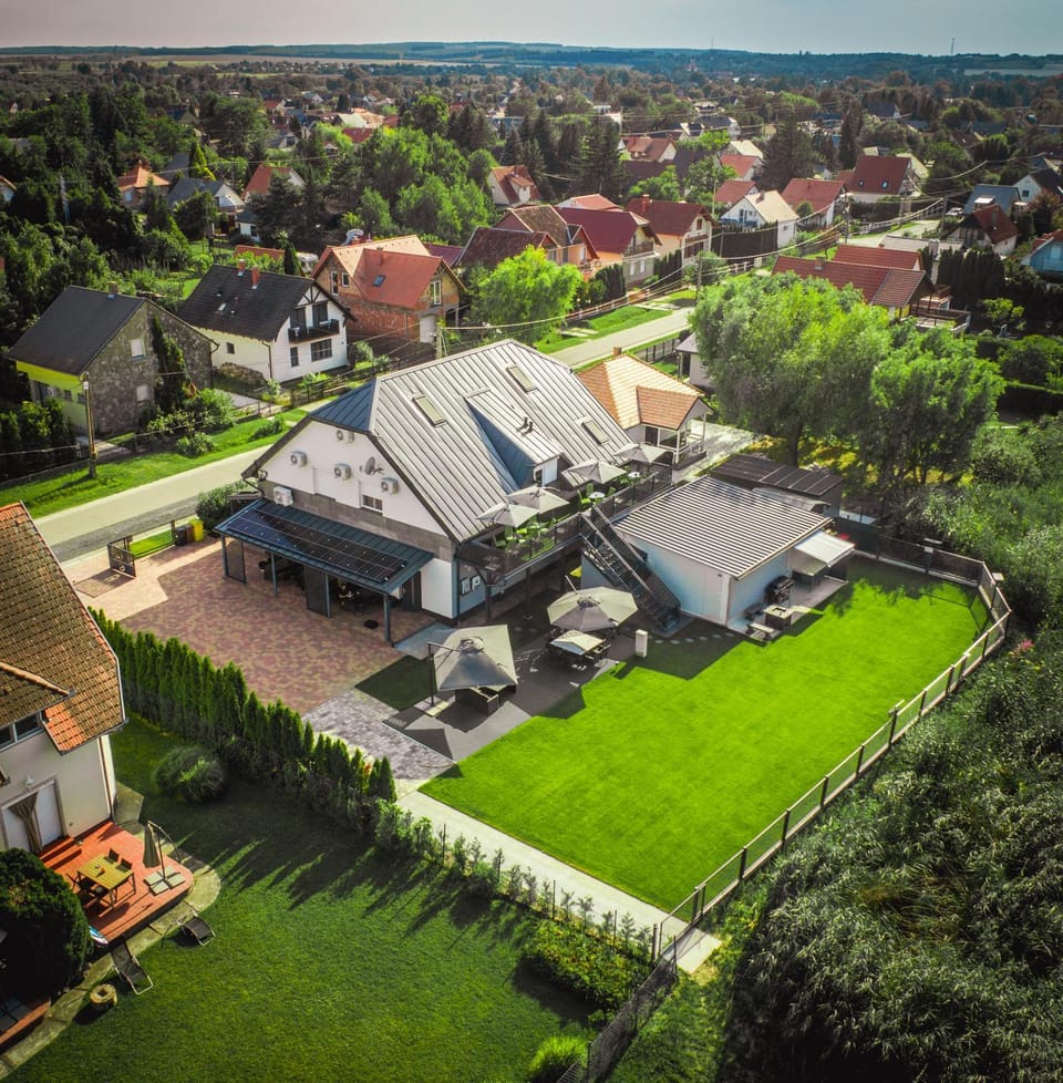Property building, Day, Neighbourhood, Natural landscape, Bird's eye view, Street view, Location