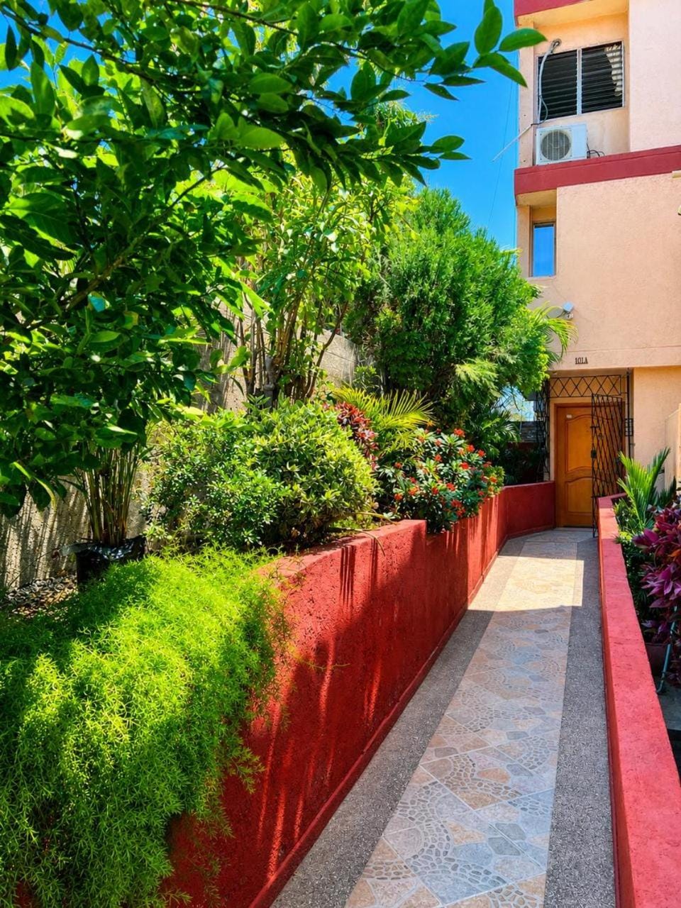 Property building, Facade/entrance, Garden