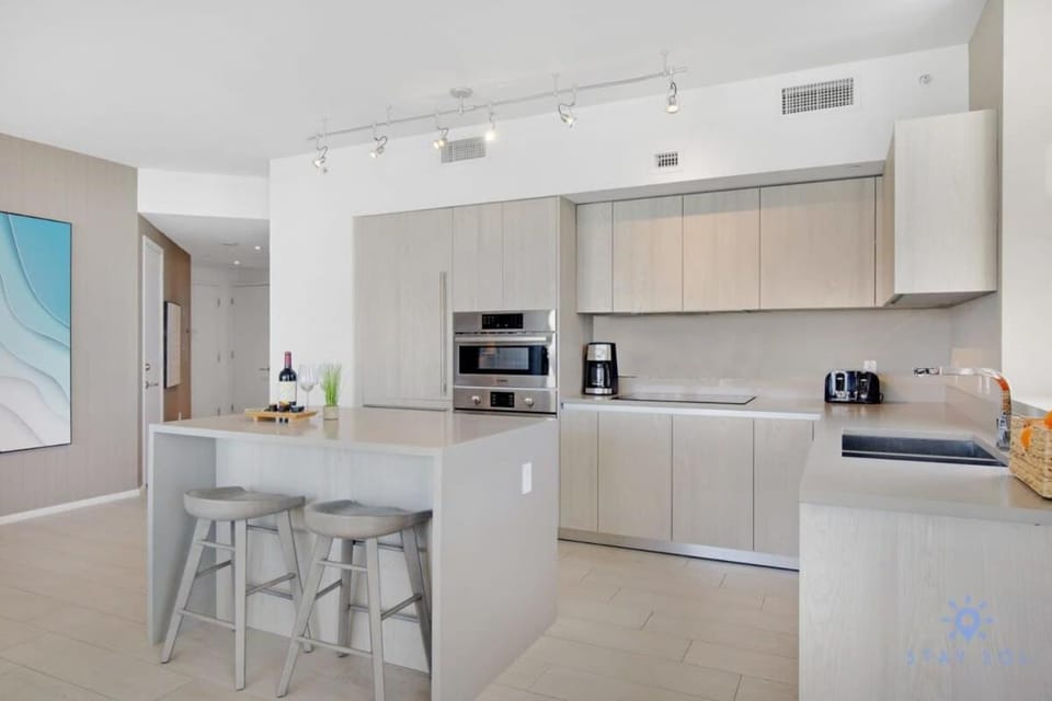 High Floor with Stunning Views Amazing Pools Apartment in Hollywood Beach