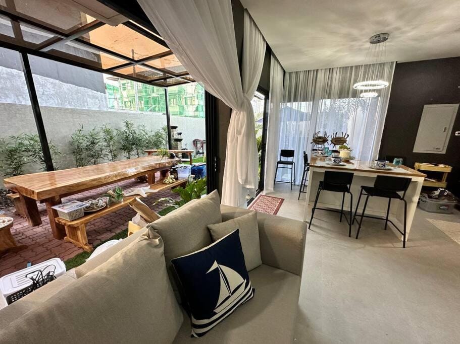 Living room, Dining area