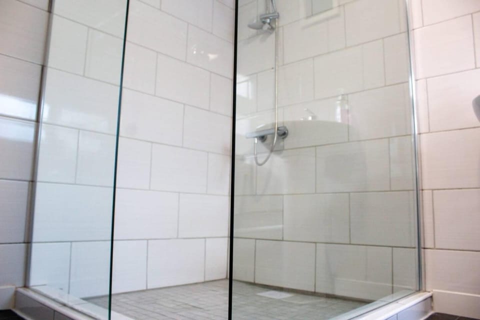 Spacious Large Group House Near NEC and Airport House in Solihull