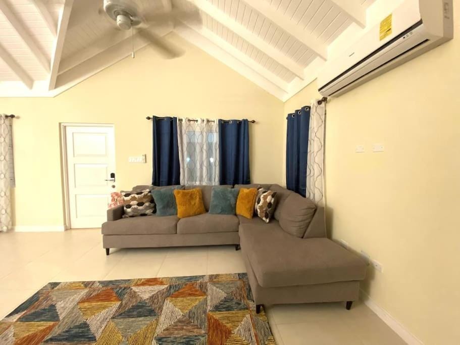 Living room, Seating area, air conditioner