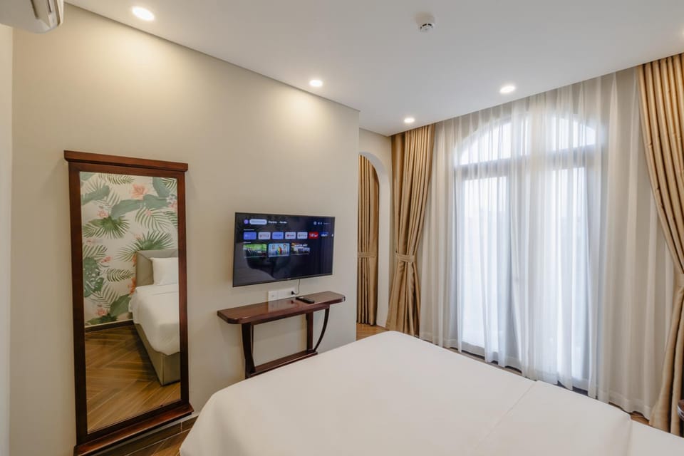 Bed, TV and multimedia, Photo of the whole room, Bedroom